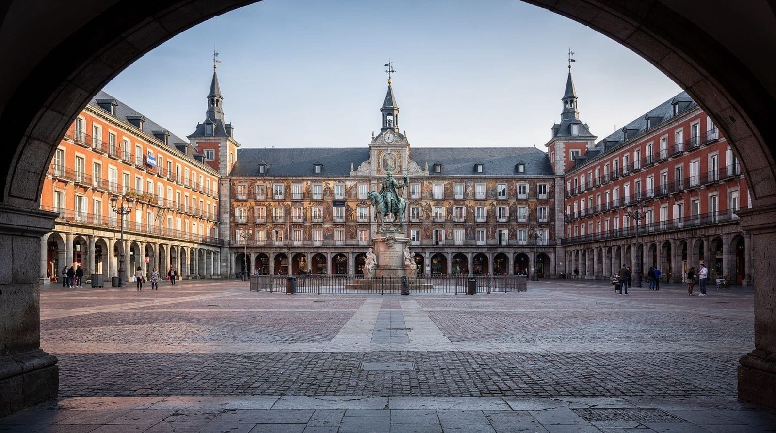 Madrid per chi viene per la prima volta: le 15 cose da sapere prima di partire — Dagli orari dei pasti che vi sorprenderanno al supplemento metro dell'aeroporto,