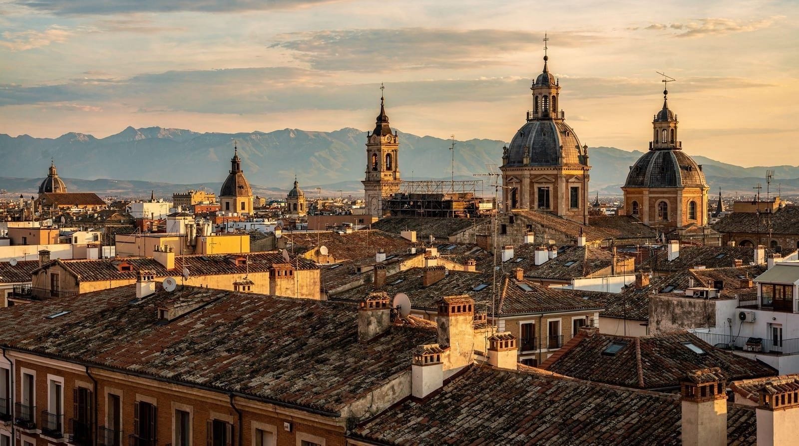 Madrid vs Barcelone : quelle ville visiter en premier ? — Madrid : art, histoire, excursions, abordable. Barcelone : Gaudí, plage, Méditer