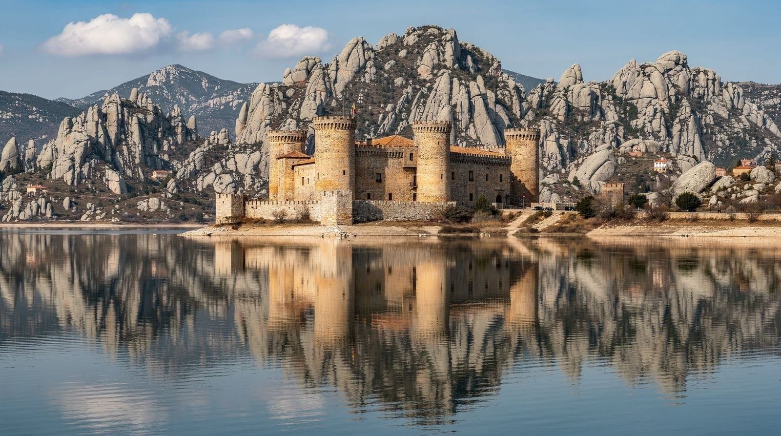 Burg Manzanares el Real: Tagesausflug von Madrid — Manzanares el Real: eine Burg aus dem 15. Jahrhundert an einem Stausee, mit den 